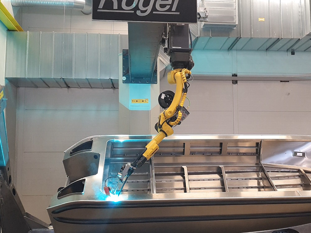 Robot welding an aluminium boat